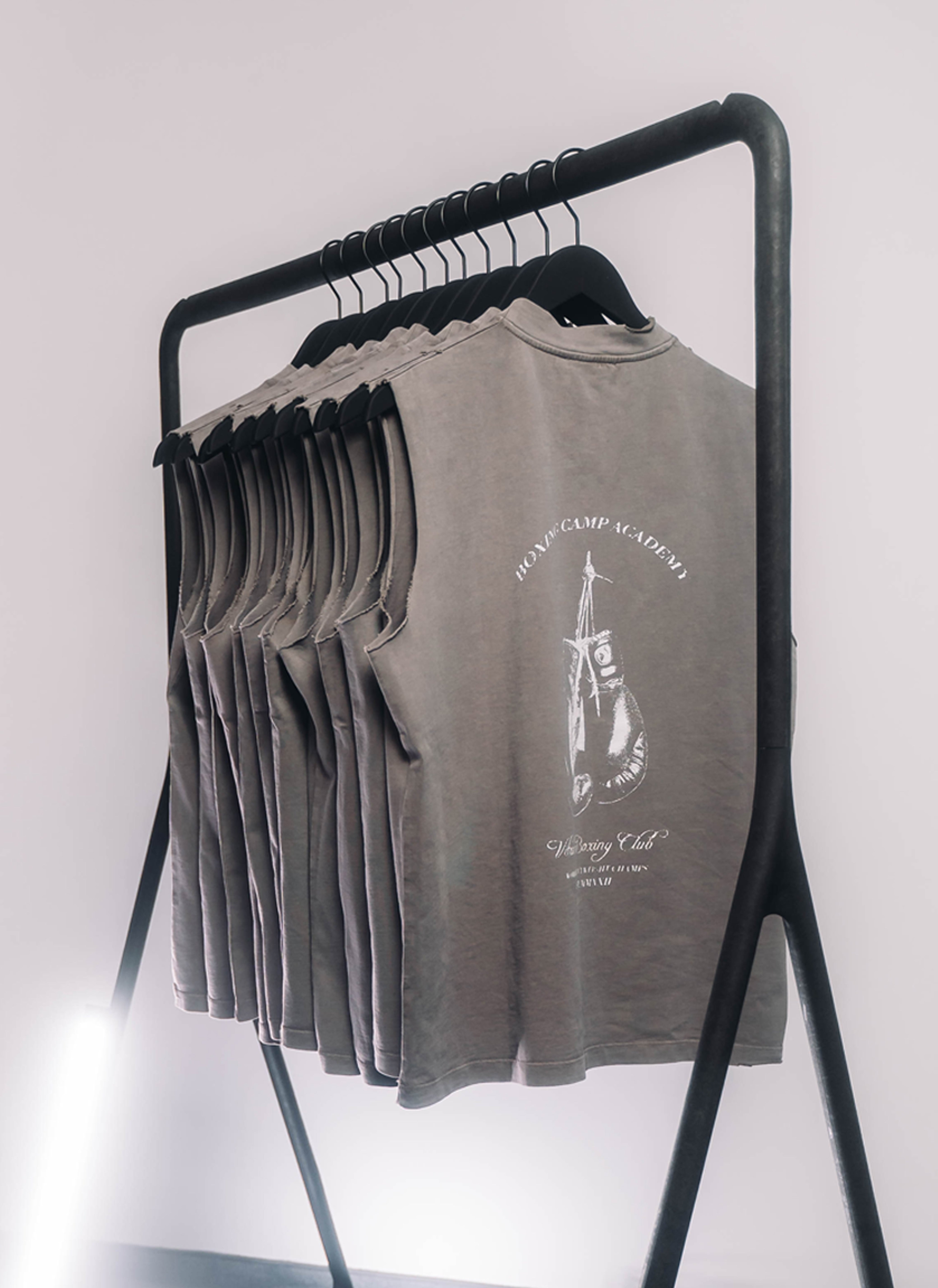 "Gloves Sleeveless" Shirt