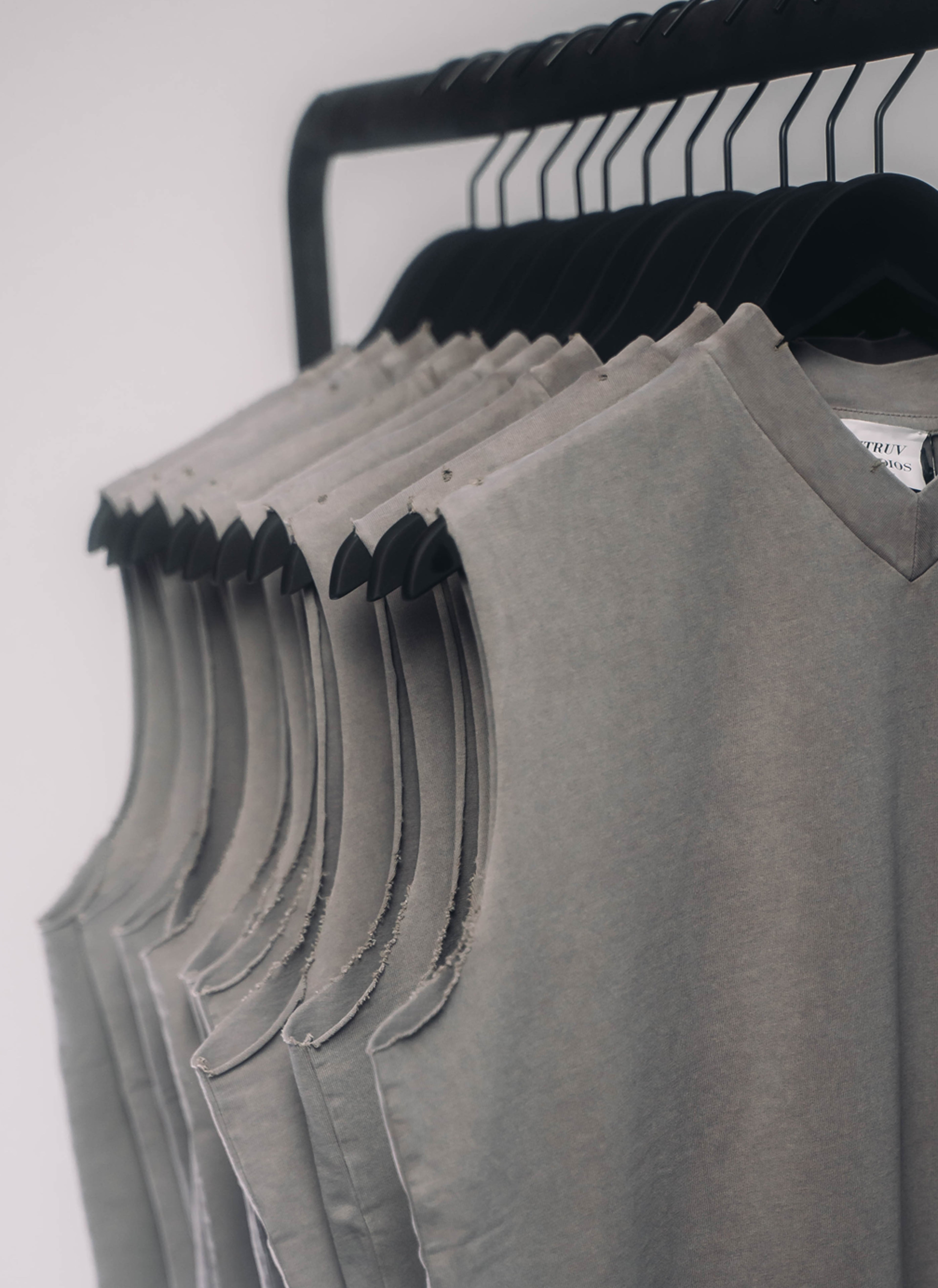 "Gloves Sleeveless" Shirt