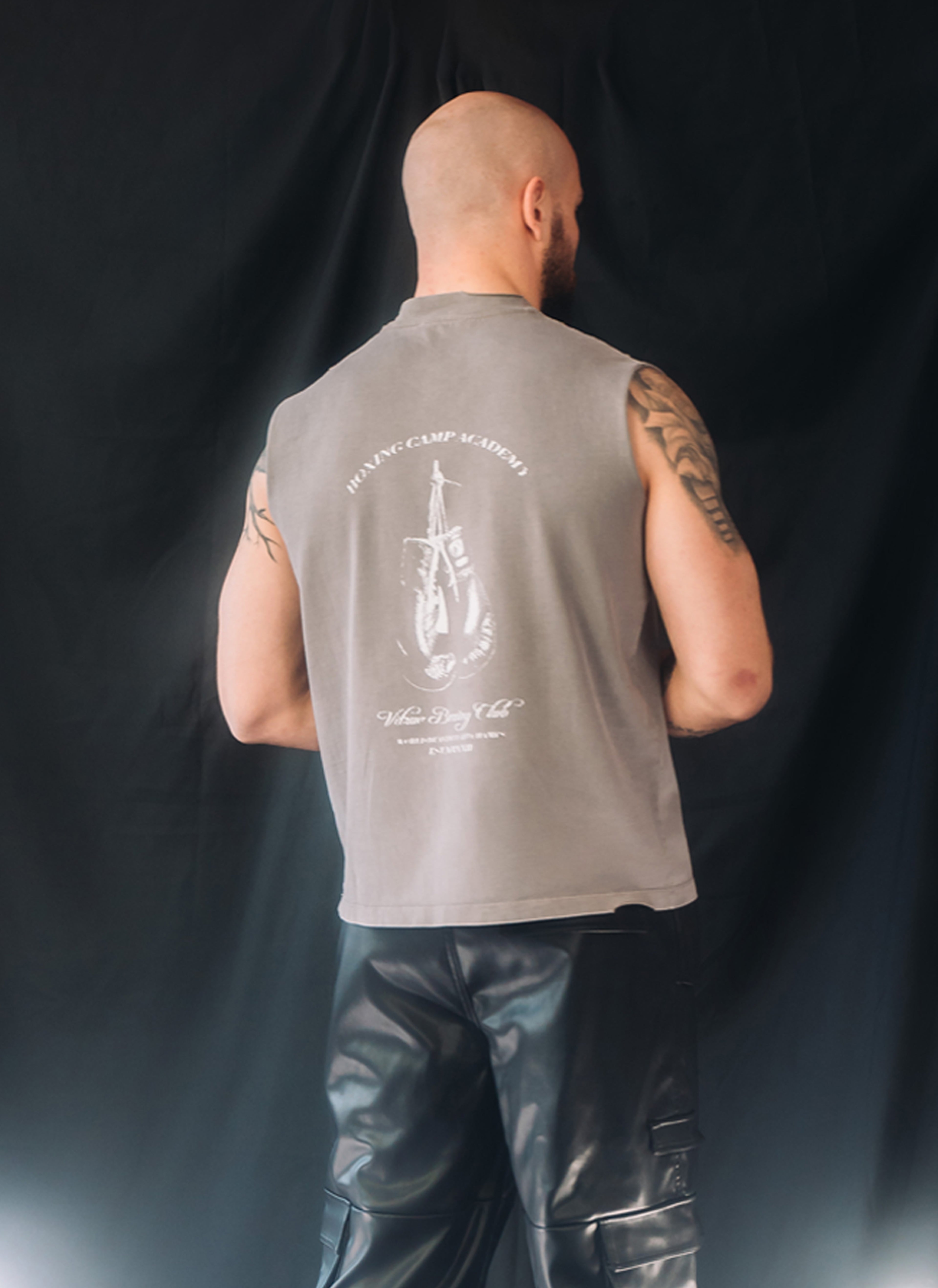 "Gloves Sleeveless" Shirt