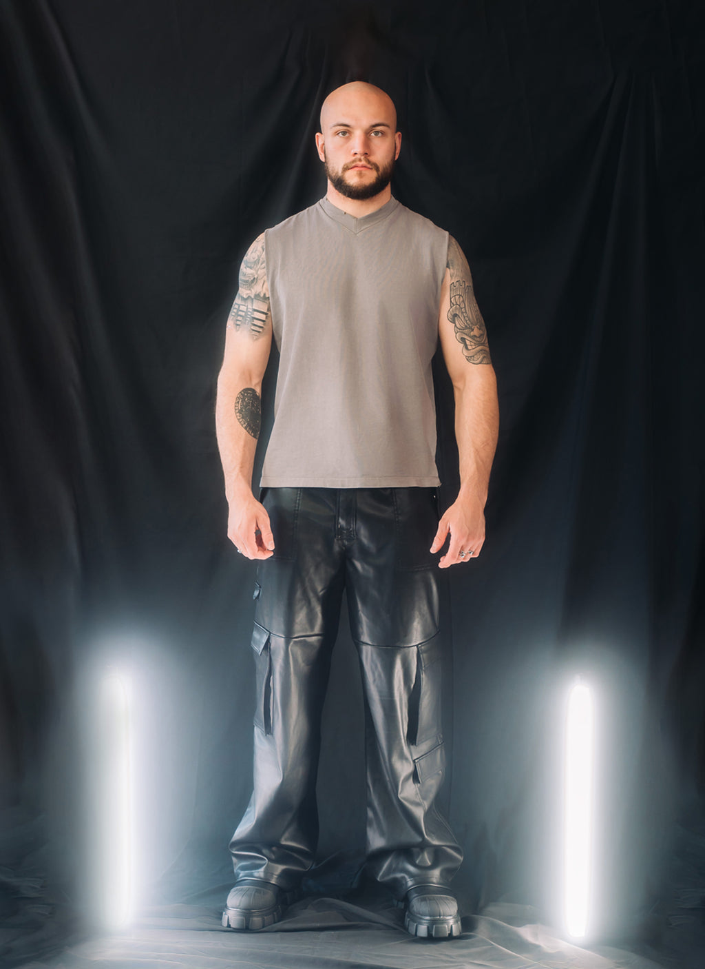 "Gloves Sleeveless" Shirt